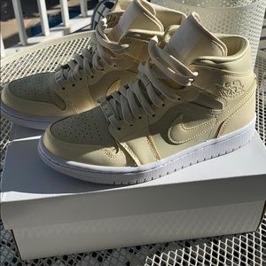 RARE womens air jordan 1 mid SE